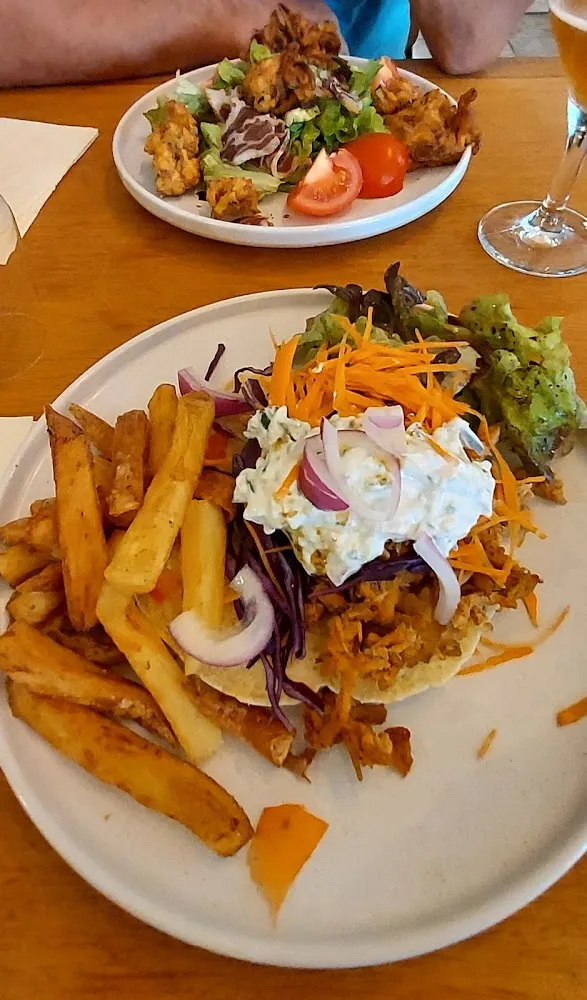 Effiloché de Porc Frites Maison Sauce Tsatsiki